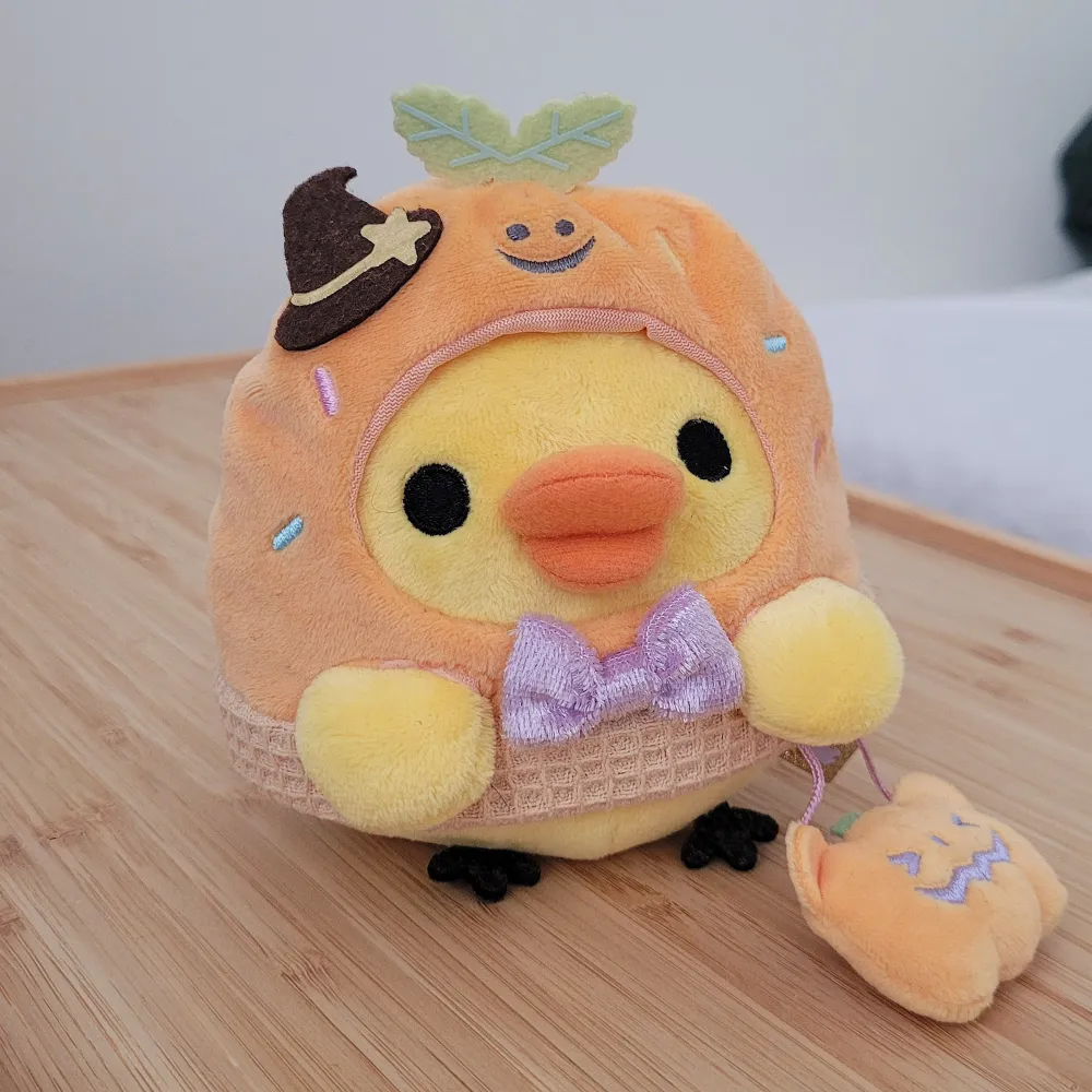 Rilakkumas bästis Kiiroitori Magical Pumpkin Halloween 2023 Plushie🎃🌱san- x officiel importerad från Japan🇯🇵 Mått: 12 x 11 x 10 cm. Övrigt.