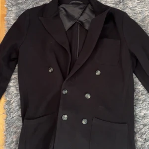 John Henric Kavaj Blazer  - Topp skick, använd 1 gång! Nypris på 2499kr! Hör av er vid frågor & funderingar🤝
