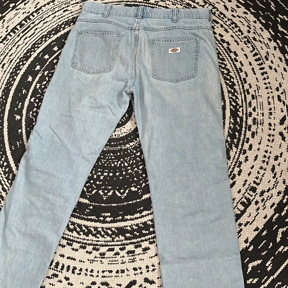 Storlek W33 L32 jeans från dickies. Har använt sparsamt. PRIS KAN DISKUTERAS. Skriv om ni har frågor😇. Jeans & Byxor.