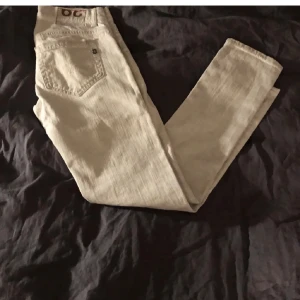 Dondup jeans - Tjena säljer ett par vita  dondup jeans i storlek 29 riktigt bra nu inför sommaren. Hör av dig vid fler frågor. 