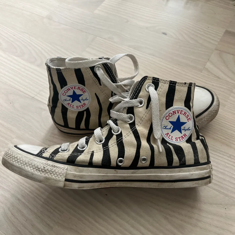 Superfina Converse som tyvärr inte kommer till användning! Något smutsiga, vilket syns på bilderna, övrigt i väldigt bra skick!!. Skor.