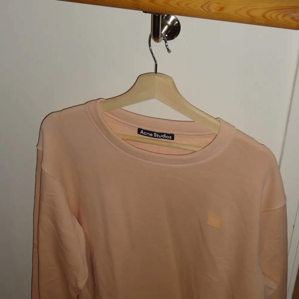 Jättefin sweater i Acne-rosa. Strl M och passar för både dam och herr. Kan inte minnas att den använts någon gång.. Hoodies.