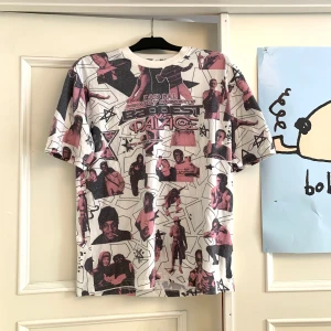 Palace tisha  - En fet Palace t-shirt från deras collab med Baddest Skateshop👐👐 10/10 condition typ aldrig använd. Unisex Medium