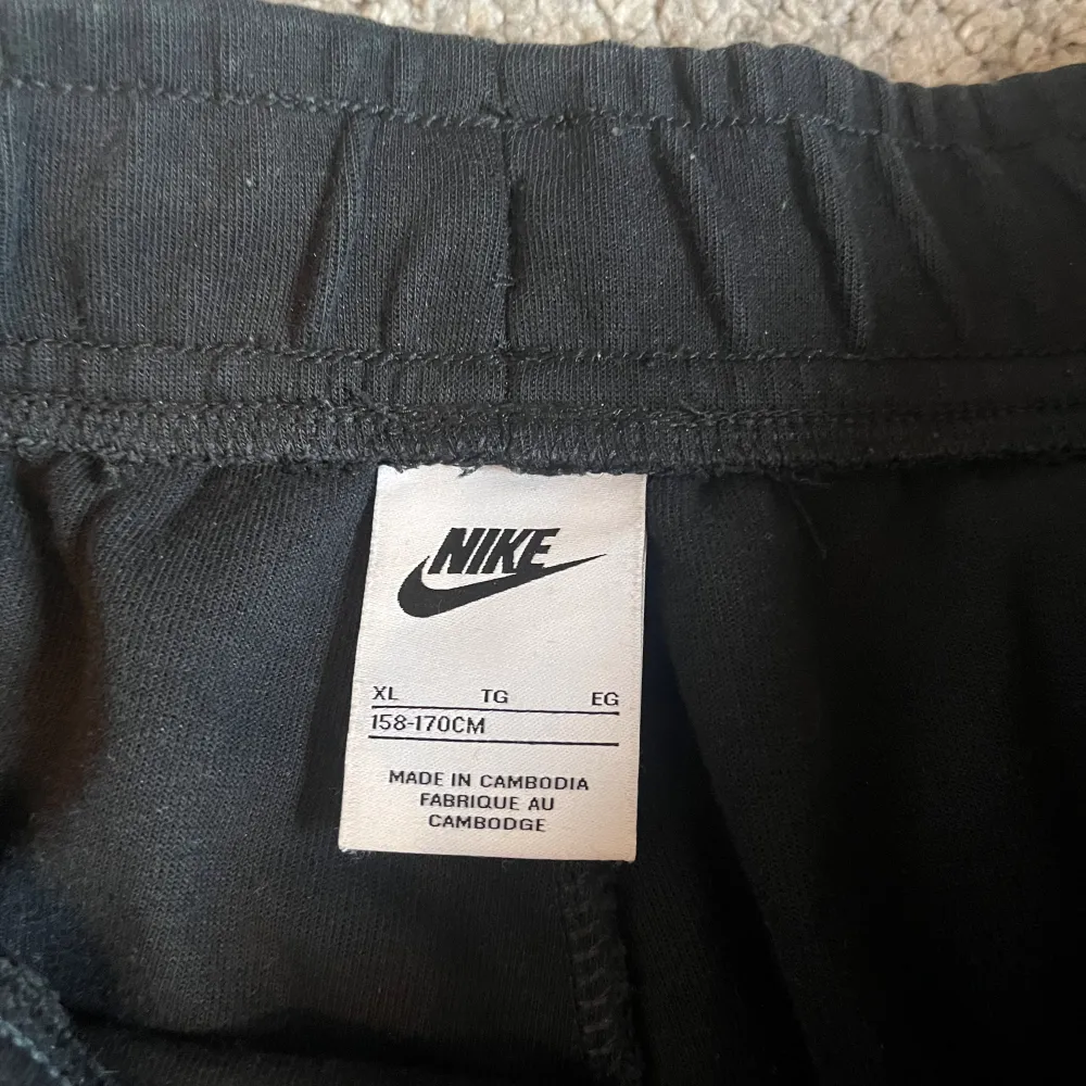 Nike tech fleece byxor  Stl: XL OBS! I barn storlek Bra skick förutom 2 st små slitage hål (Se bild 2). Jeans & Byxor.