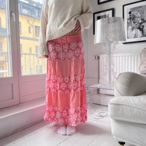 Kjol!  - Jätte snygg kjol! Lite sliten i resåren högst upp men det är inget som syns om man har på sig den❤️ jag är 172 som referens