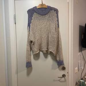 Knappt använd tröja från HM studio i bomull, linne och lite polyester. En av stygnen har gått upp lite på ryggen men går lätt att dölja 