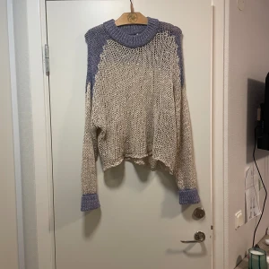 Stickad tröja - Knappt använd tröja från HM studio i bomull, linne och lite polyester. En av stygnen har gått upp lite på ryggen men går lätt att dölja 