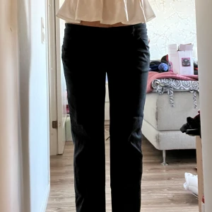 Lågmidjade kostymbyxor - Säljer dessa jättesnygga lågmidjade kostymbyxor. Dem är storlek 34. Pris kan diskuteras. Skriv om du har frågor❤️