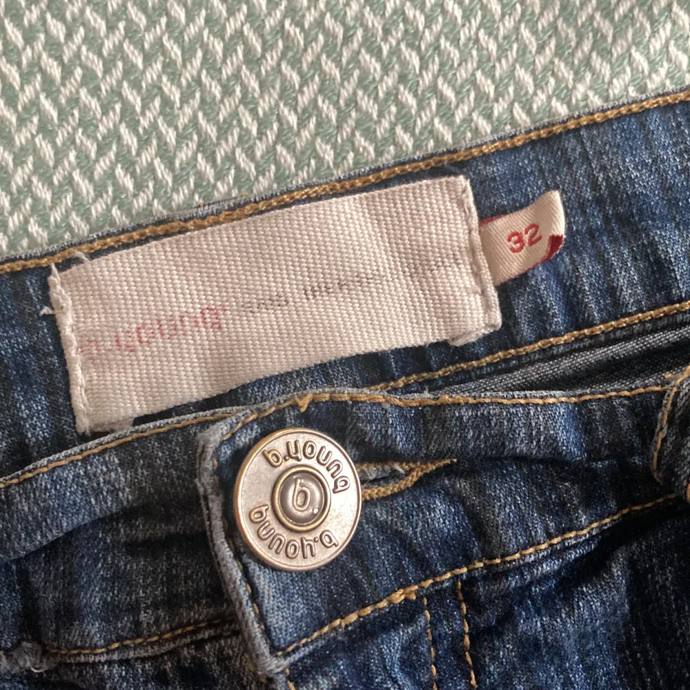 Lågmidjade jeans med lite unik tvätt/färg. Jättesnygga fickor och jättesköna byxor. Köptes med hålen (inte trasiga alltså!). Midjemått tvärs över är ungefär 38 cm innerbensmått är ungefär 73cm. Jeans & Byxor.