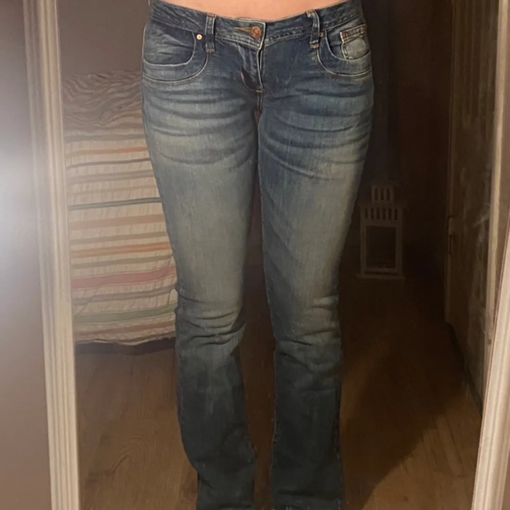 Super snygga jeans, aldrig använda (Lappen sitter kvar)❤️❤️Först till kvarn, jag skickar via post, möts Ej upp🌸. Jeans & Byxor.
