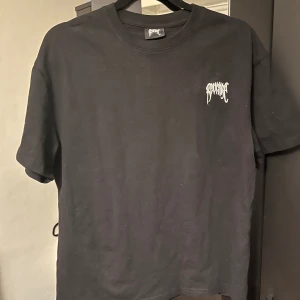Revenge t-shirt  - En t-shirt från Revenge i storlek S, Säljs då den inte passar mig och är i stil längre använd max 1 gång. Kontakta för frågor 