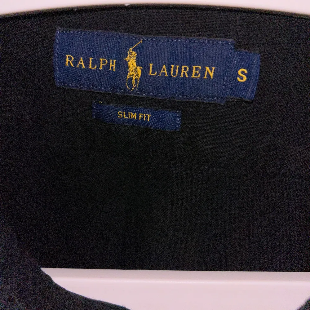 Ralph lauren skjorta, säljer den pga lite för liten för mig. 10/10 skick. Färgen är lite oklar inte riktigt svart men mörkare grå. Pris kan diskuteras. Skjortor.