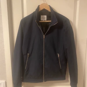 Jack and Jones tunn jacka  - Tunn jacka från Jack and Jones köpt för 500kr