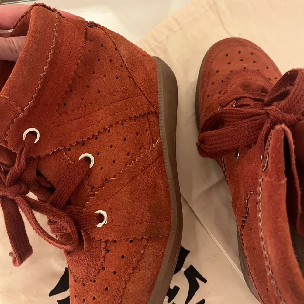 så så snygga röda Isabel marant skor! Storlek 39 (passar även 38, vilket jag har i vanliga fall). Trendig och jätte snygg färg nu till vår och sommar!🔥❤️‍🔥 skriv för frågor, pris kan samt diskuteras❣️. Skor.