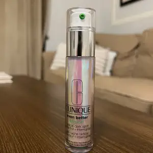 Even Better Clinical Radical Dark Spot Corrector + Interrupter Face Serum 30 ml  Har testat endast en gång och min hud tyckte inte om det därför säljer jag den, så den är som ny !