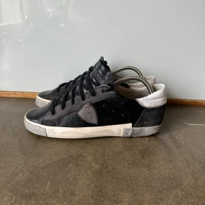 Philippe Model - Hej, säljer dessa väldigt snygga philippe models i fint skick. Dem är slitna i hälarna på undersidan. Med skorna tillkommer även dustbag. Dem är i storlek 40 men kan passa 41! Hör av er vid funderingar. 