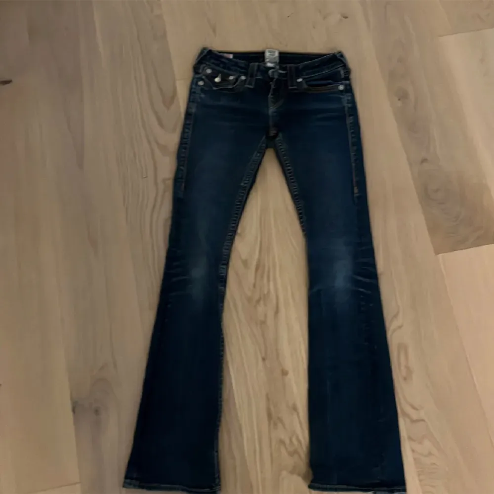 True religon jeans. Storlek 25! Lågmidjade och bootcut super fina men säljer då dom inte kommer t användning. Midjemåttet är ungefär 67-72 då dom är väldigt stretchiga o sköna! Innerbenslängden passar nån som är 166 eller under(KAN INTE MÄTA LÄNGDEN). Jeans & Byxor.