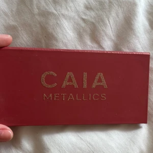 Caia palett  - Ögonskuggspalett från Caia. Caia metallics. Väldigt fina ögonskuggor som är väldigt pigmenterade. Sparsamt använd.🩷🤍❣️