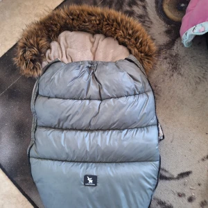 Åkpåse med päls - Fin åkpåse med päls varm&skön använd till ett barn i bra skick!