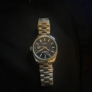 Klocka - En väldigt snygg klocka i färgen silver med mörkblått inuti köpt för 1600 passar de flesta handlederna  men går att ändra storlek i butik annars. Fråga på om ni undrar något 