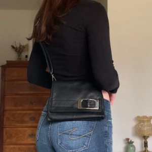 Vintage axelremsväska - Liten skinnväska med snyggt spänne och tillhörande band som går att justera och byta ut! Från märket Prima Moda 🤍