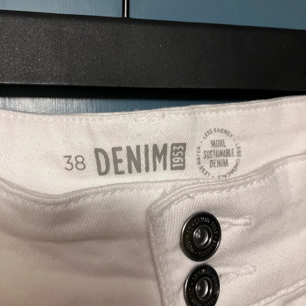 Nya och oanvända vita shorts storlek 38. . Shorts.
