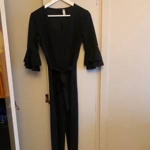 Jumpsuit - Jättefin jumpsuit som är lite mer klass i, helt ny