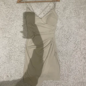 Kort klänning - Säljer min fina klänning som har en slits på sidan. 