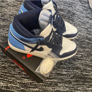 Jordan 1 obsidian high. -  J1 obsidians fint skick och använts ett fåtal gånger.   + Låda, extra laces och stockx tag.    DM för fler funderingar!🙂