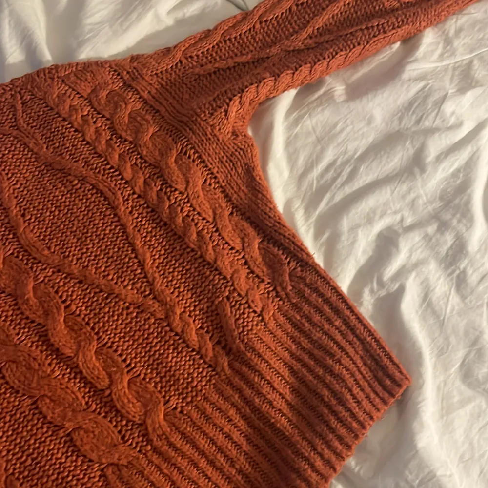 Orange stickad tröja från Lindex i storlek M, jättemysig och skön knappt använd . Stickat.