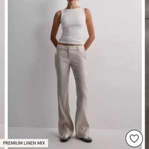 Linnebyxor! - Såå snygga linnebyxor ifrån Bikbok i strlk 34, sitter supersnyggt och i väldigt snygg färg🌟🥰