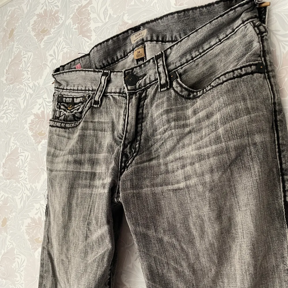 True Religion Ricky Super T Relaxed fit for a baggy and comfy fit. Lovely pair for the summer!  Waist - 44cm Inseam - 82 Leg opening - 23. Jeans & Byxor.