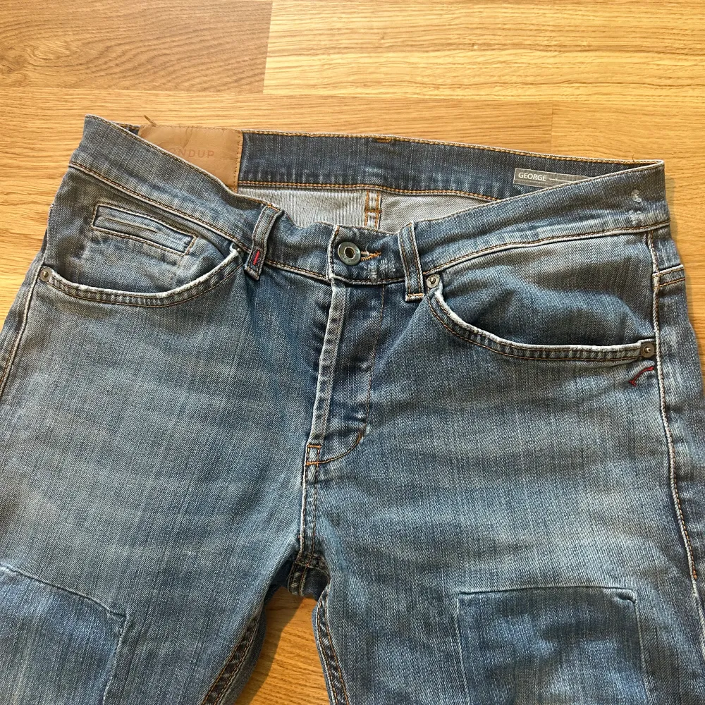 Säljer dessa snygga Dondup Jeans, modell George skinny fit. Storlek 33, sitter väldigt bra i längden för någon runt 170-175cm. Skick 8/10. . Jeans & Byxor.
