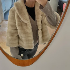 Pälsjacka trekvartsärm  - Beige trekvartsärmad pälsjacka, så fin nu till våren! använd fåtal gånger, klicka gärna på köp nu eller prisförslag 🤗