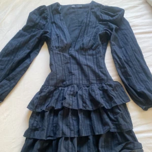 Klänning från zara - Såå snygg klänning från Zara storlek S💗