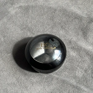 Mörk ögonskugga - En helt ny oanvänd ögonskugga med färgerna svart,grå och mörkgrå från Body collection. Alla färger är lite glittriga. Köparen står för frakt.