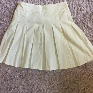 En vit kjol från Bikbok i storlek 34 som inte kommer till användning och endast använts ett fåtal gånger. Den har en dragkedja på sidan men syns knappt. Nypris 359kr. Frakt ingår ej.
