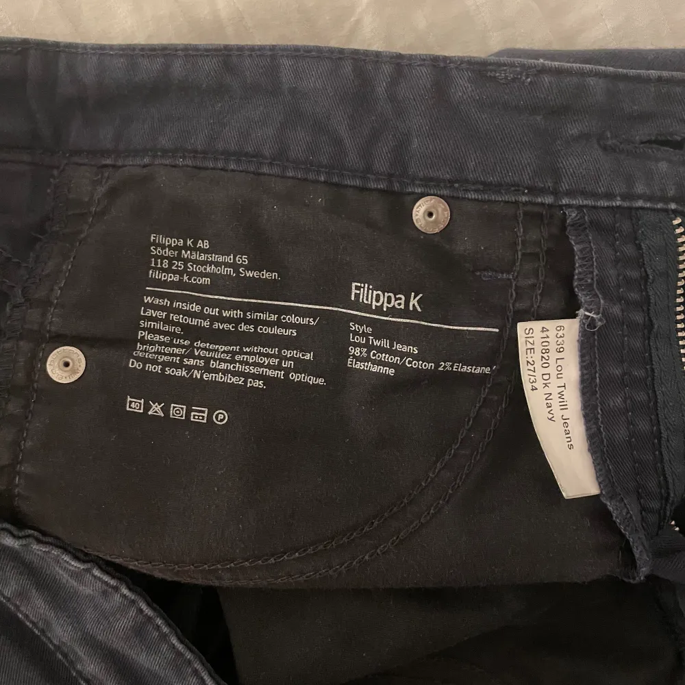 Mörkblå lågmidjade och bootcut jeans från Filippa K, storlek står inte men vet att midjemåttet rakt över är 33cm och innerbenslängden är 76cm💕. Jeans & Byxor.
