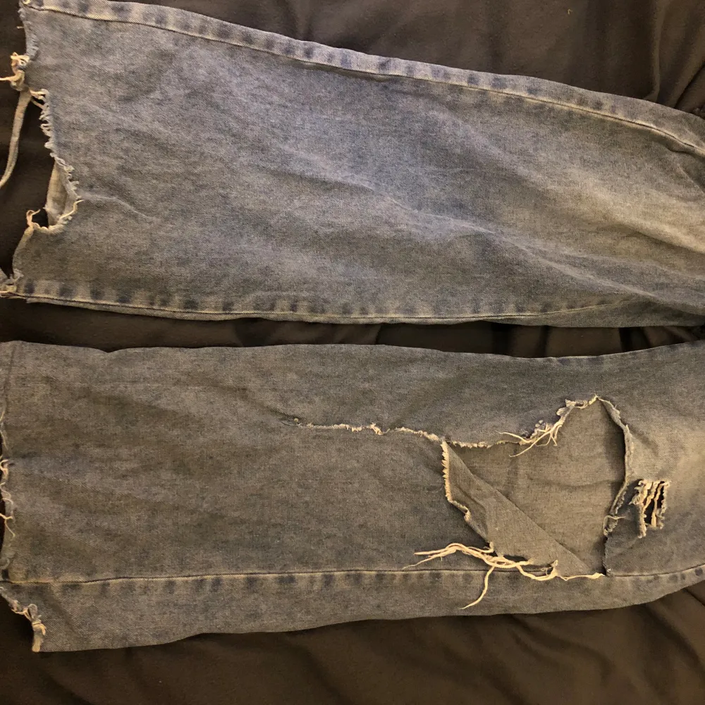 Storlek large, Lite Y2K såkallade ”mamma jeans”. Med hål på knäna, en hyfsat lång riva är i hålet som jag tidigare försökt sy ihop med mina limited skills, (lätt att fixa om man kan sy). Står tyvärr inget märke på dom.. Farkut & Housut.