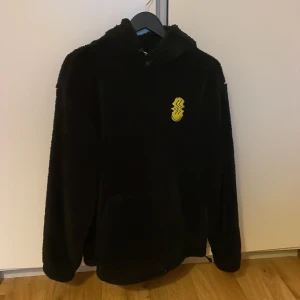 Hoodie - Säljer den fluffig hoodie för den passar inte mig. Aldrig använt!