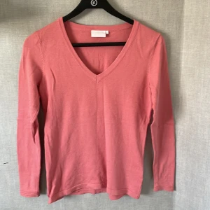 V-ringad stickad tröja - Stickad kofta från kaffe i fint skick.  Ytludd efter tvätt finns, men inga fläckar eller hål.   50% viscose, 25% polyester, 20% nylon