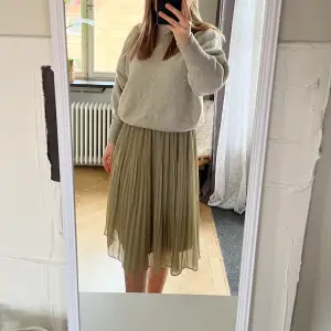 Plisserad kjol från H&M. Använd sparsamt och i bra skick💕