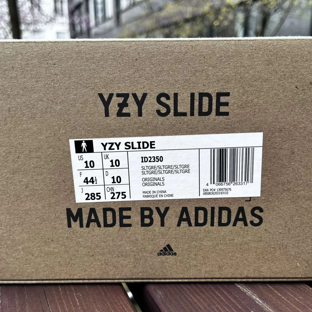 Yeezy slide slate gray DS  Stl 44,5 men passar som 43 Köpta från adidas med kvitto.. Skor.