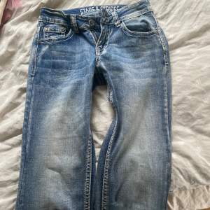 Lågmidjade jeans från märket stars & stripes💗 Innerbenslängdd 78 och midjemått tvärs över ca 35 cm