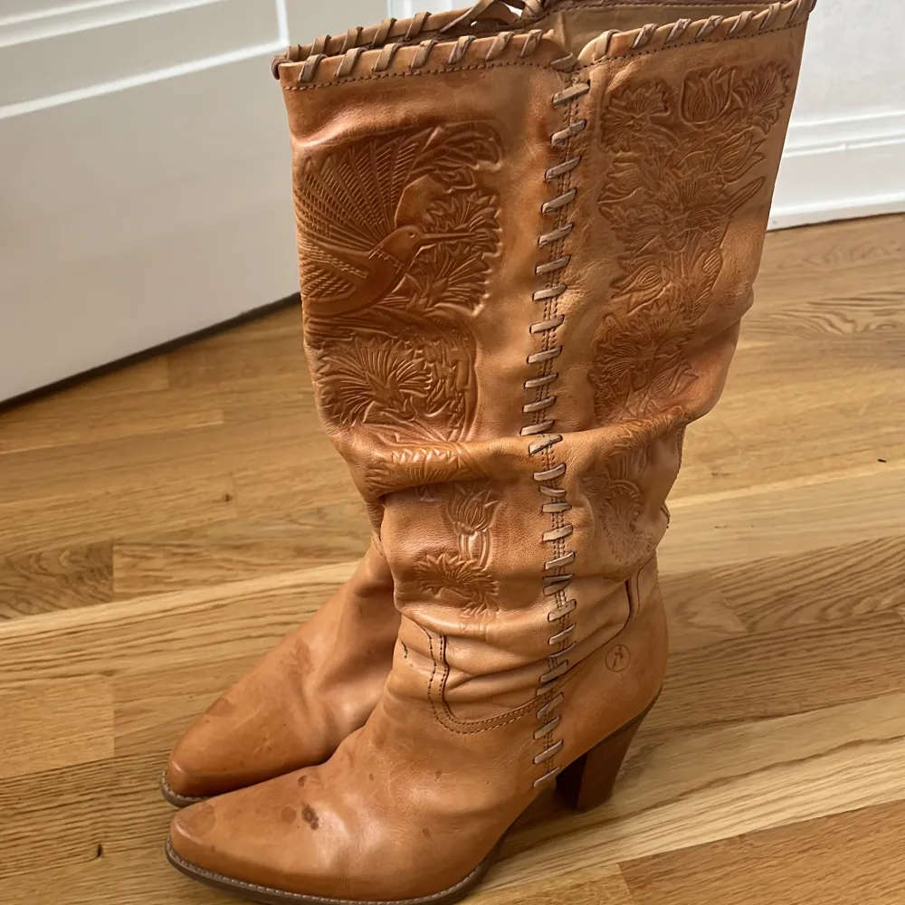 Skitsnygga vintage ljusbruna boots med klack i storlek 40, säljer då dom är lite stora för mig som har 38/39💕. Skor.