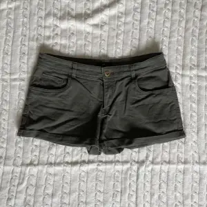 Militärgröna shorts! Low waist💗 från Hm, strl 36. Snygga till sommaren 🫶🏻