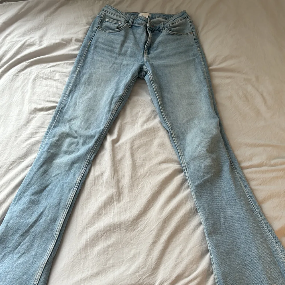 Knappt använda ljusblåa jeans från Gina Young i nyskick, nypris 350. Det går att justera storlek i midjan, bra längd för mig som är 168. I storlek 164 men är som 32/34. Säljer för dom inte kommer till användning 💗 . Jeans & Byxor.