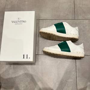 [Valentino skor] Skorna är i bra skick bara lite smutsiga men det går enkelt att ta bort. Hör av er vid frågor🙌