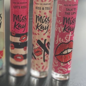 Miss Kay parfym - Fyra stycken Miss Kay-parfymer.  Pool Party Blossom Bliss Funday  Let’s Kiss Kiss & Tell Talk to the Lips  Alla endast taget ett sprut utom Pool party som är tagen några millimeter.  49:-/st eller paketpris, bara att skriva! 🤗