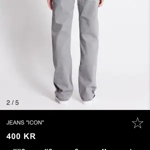 Säljer mina gråa jeans eftersom dem är lite för stora för mig. Storlekn på jeansen är S passar även M.